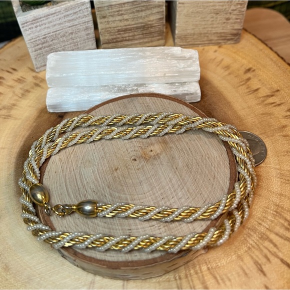 VTG| Trifari Spiral Gold Tone & Pearl Chain ✨🤍 - Picture 6 of 11